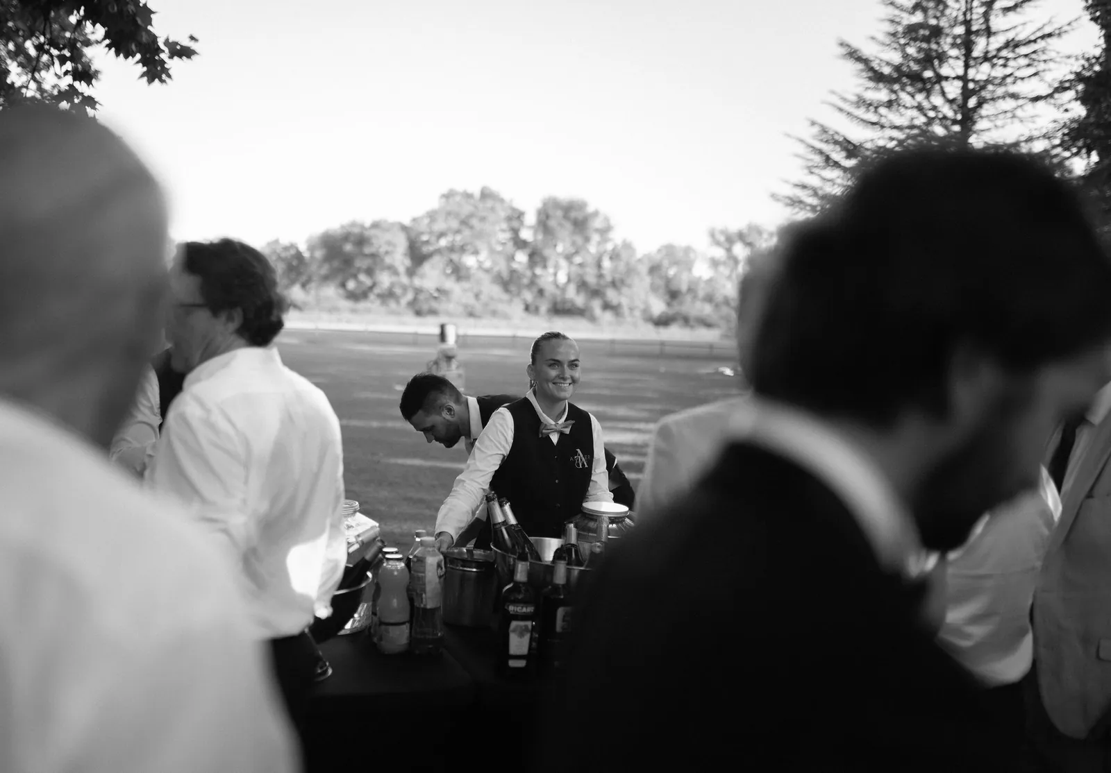 Le bar pendant le cocktail, entre les invités