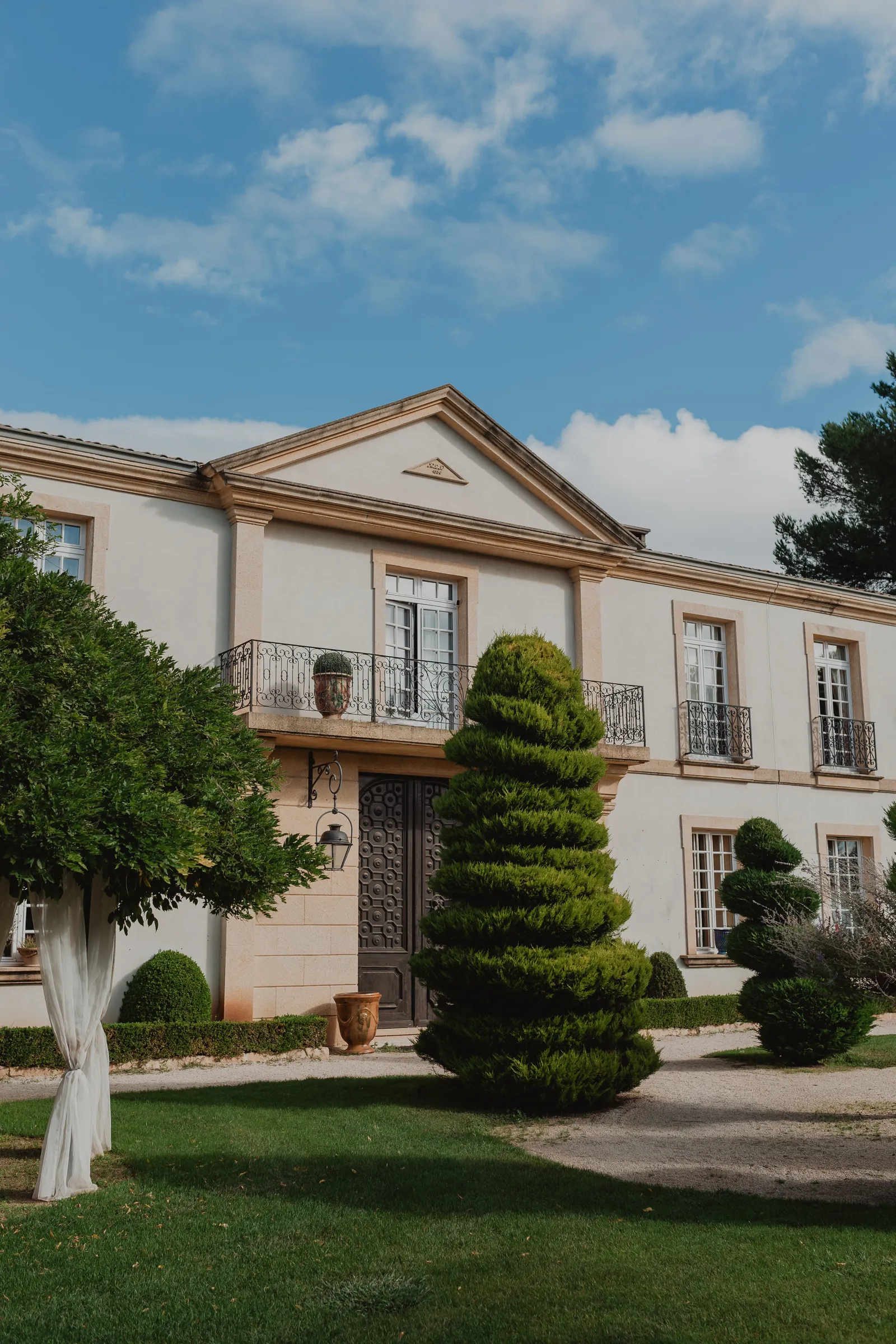 La façade de la bastide provençale, sous le ciel d'été