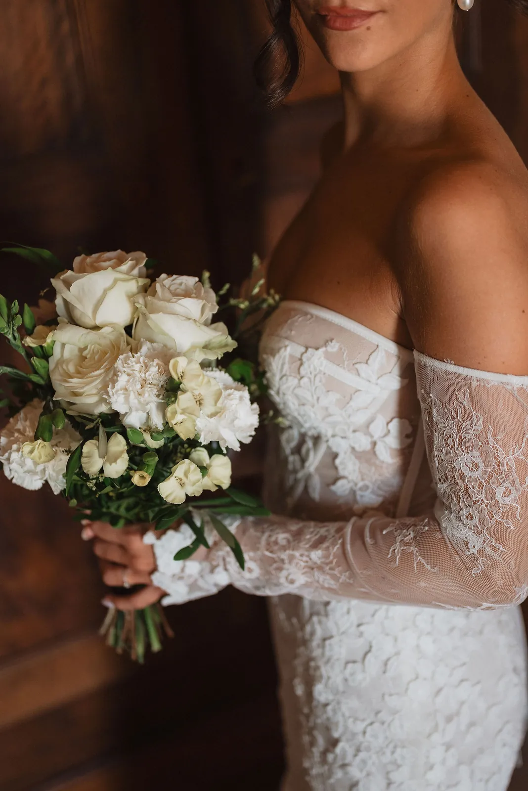 Le bouquet de la mariée et sa robe en dentelle