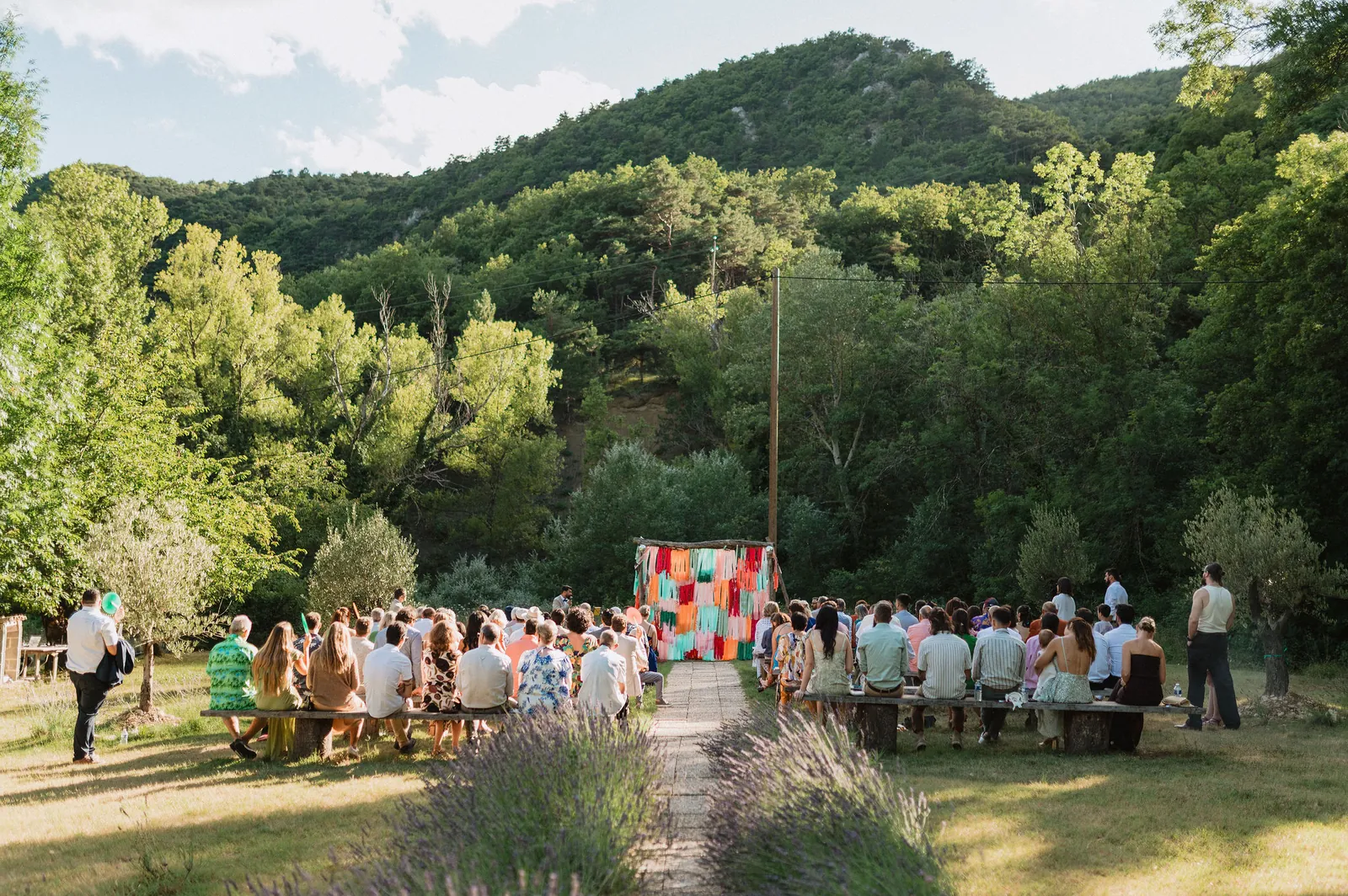 La cérémonie laïque face aux collines de Provence