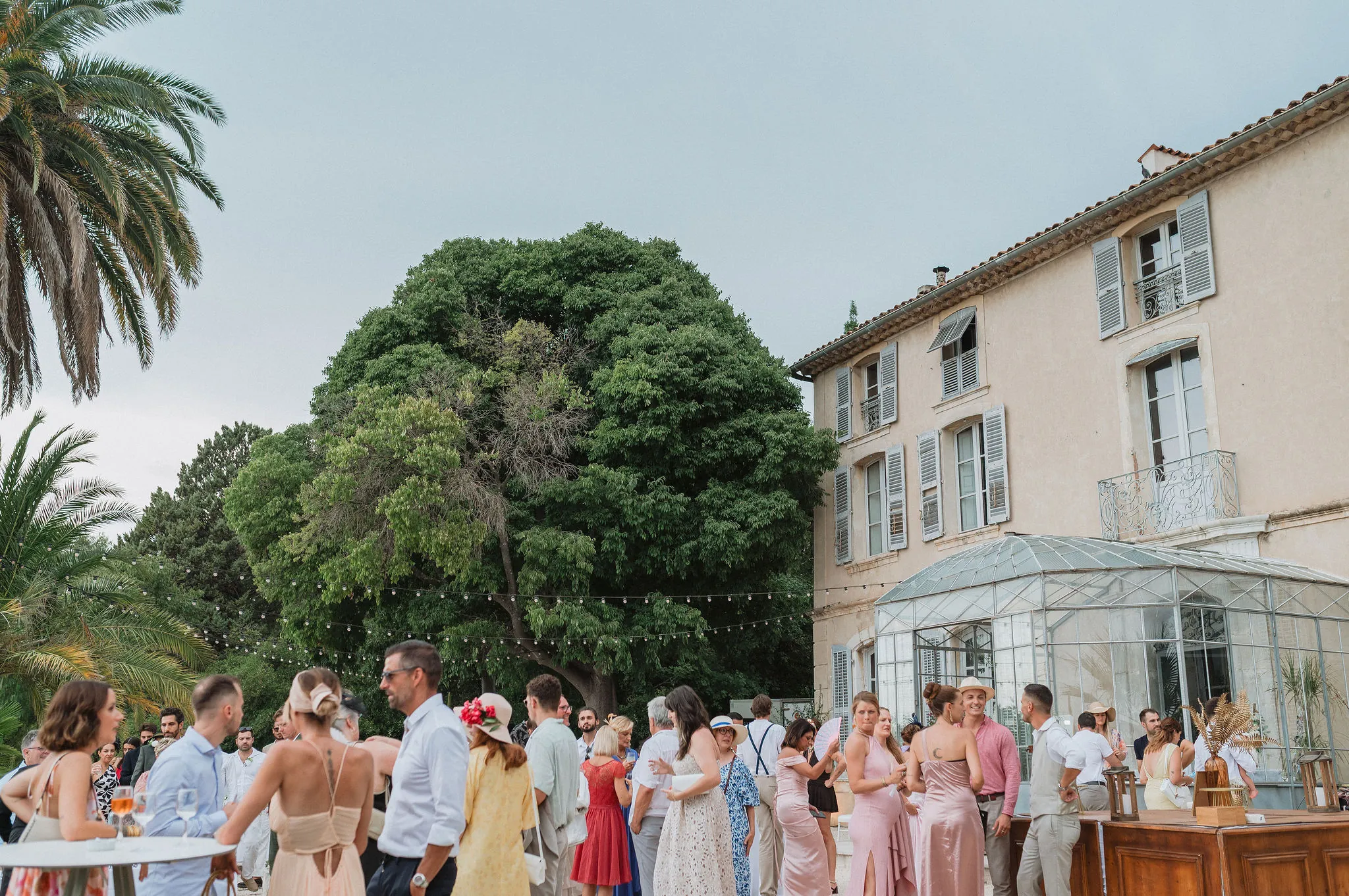 Le cocktail devant le château, sous les palmiers