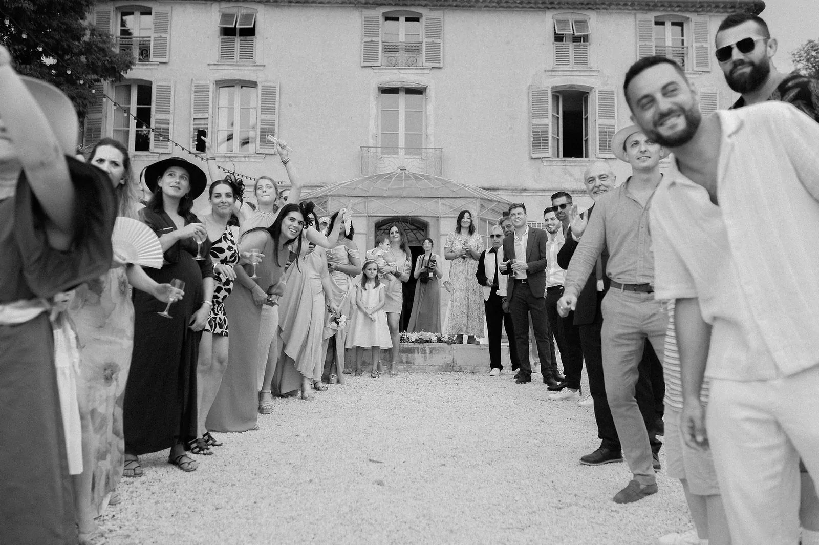 Les invités applaudissent devant le château
