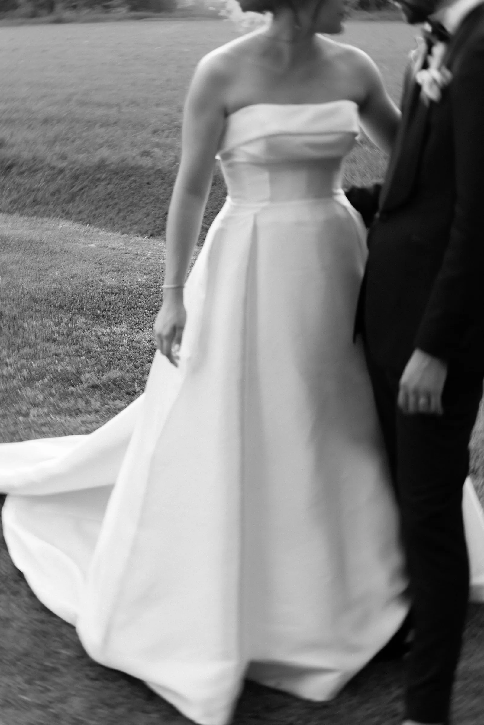 Le couple s'éloigne, la robe en mouvement