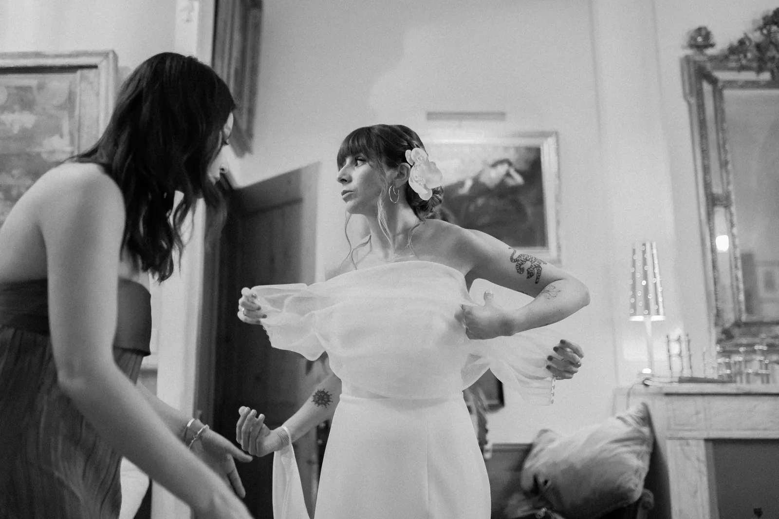 On aide la mariée à enfiler sa robe