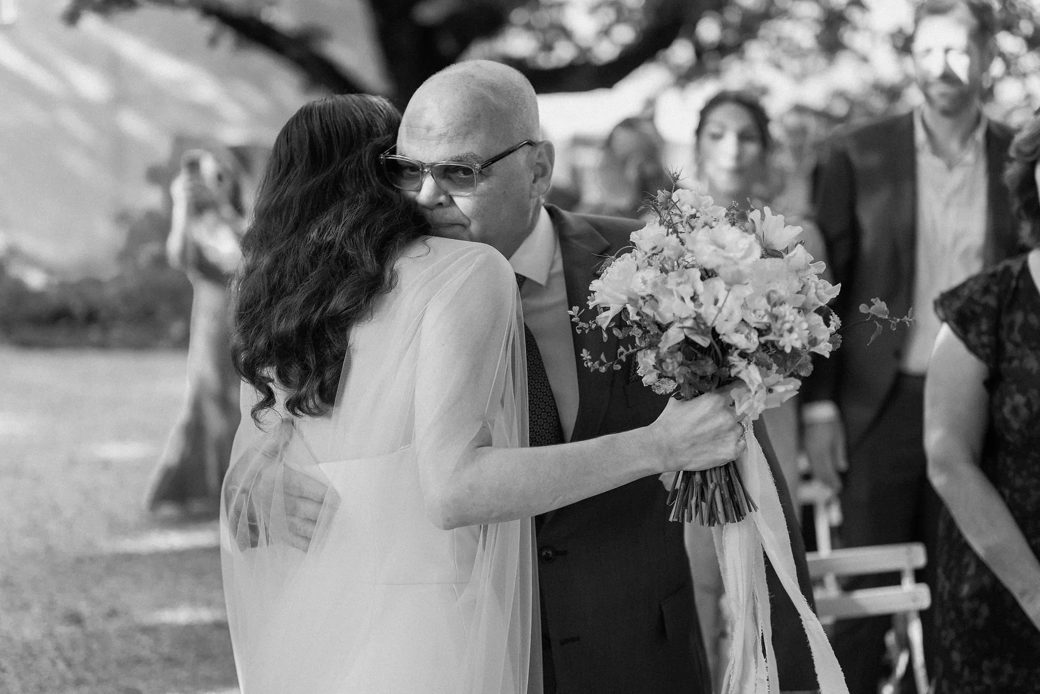 Une étreinte entre la mariée et son père