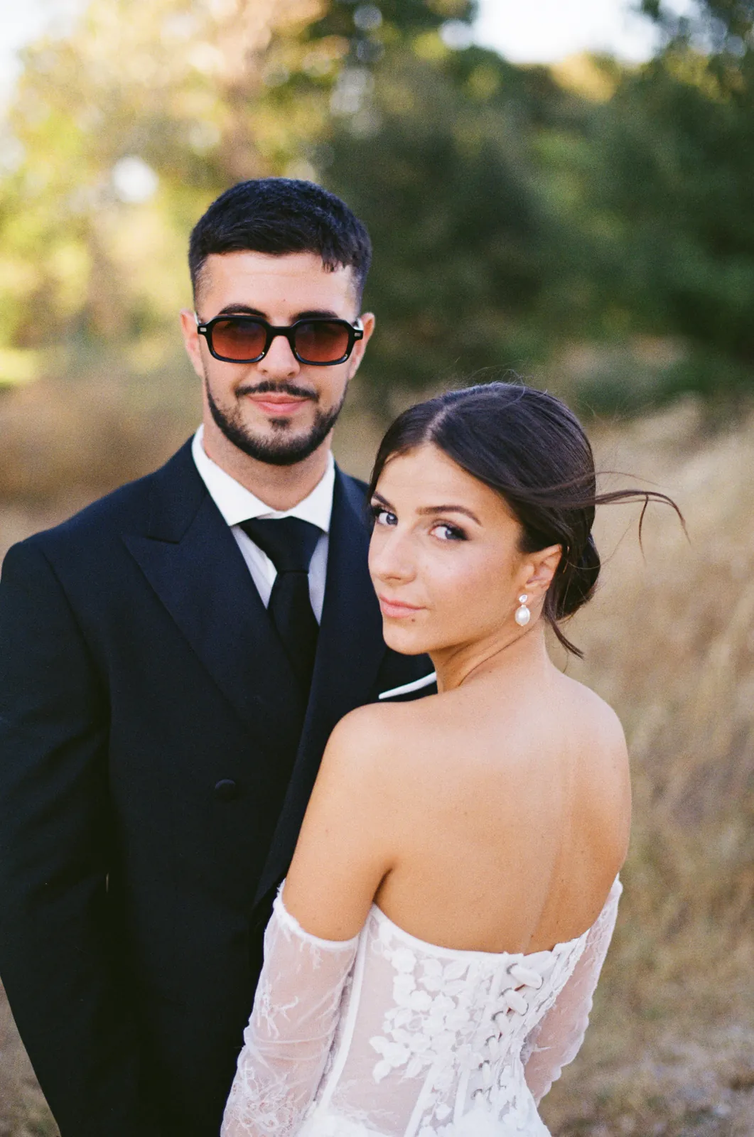 Portrait argentique du couple sur un chemin de campagne