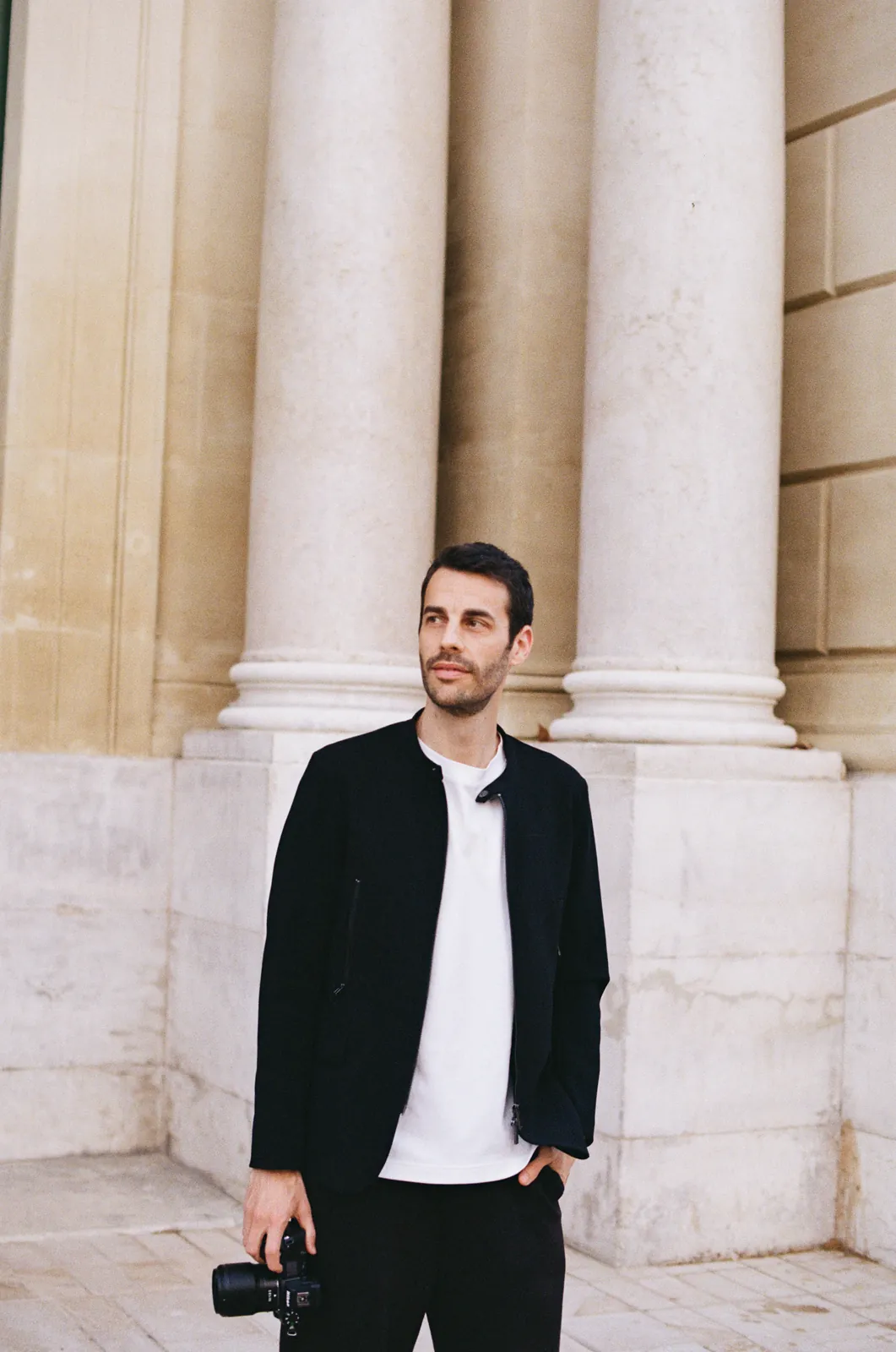 Guillaume Belguedj sous les colonnes d'un bâtiment aixois