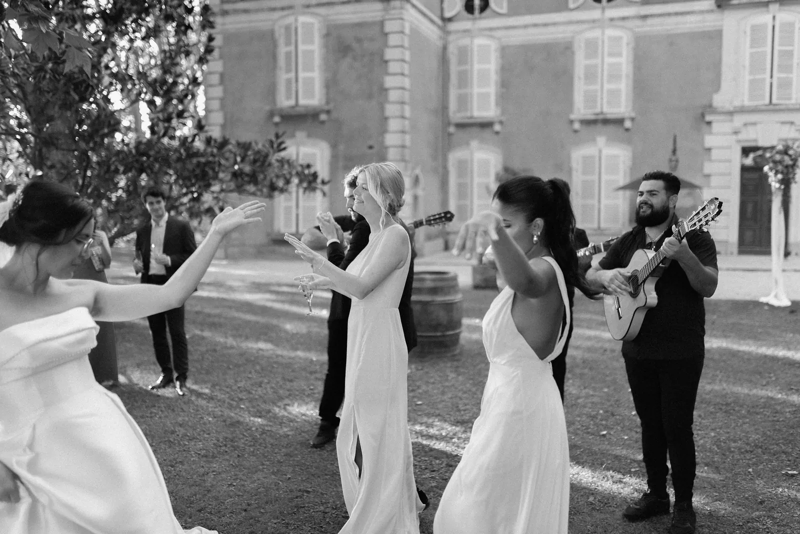 On danse et on applaudit au son de la guitare