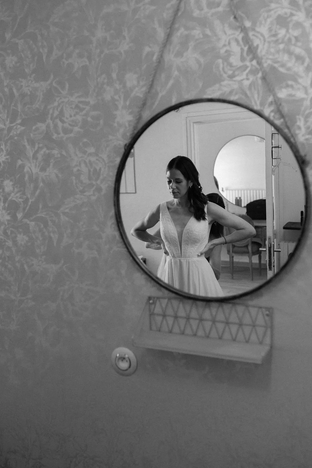 La mariée se prépare devant le miroir