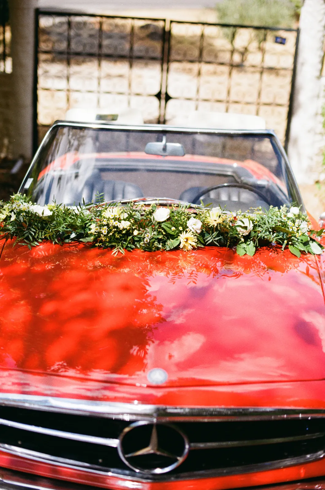 La voiture des mariés, fleurie — argentique
