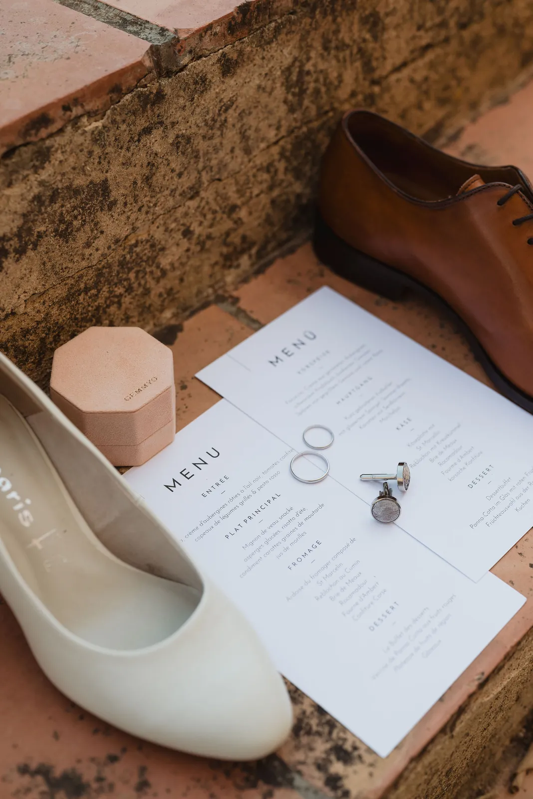 Alliances, menu et chaussures avant la cérémonie