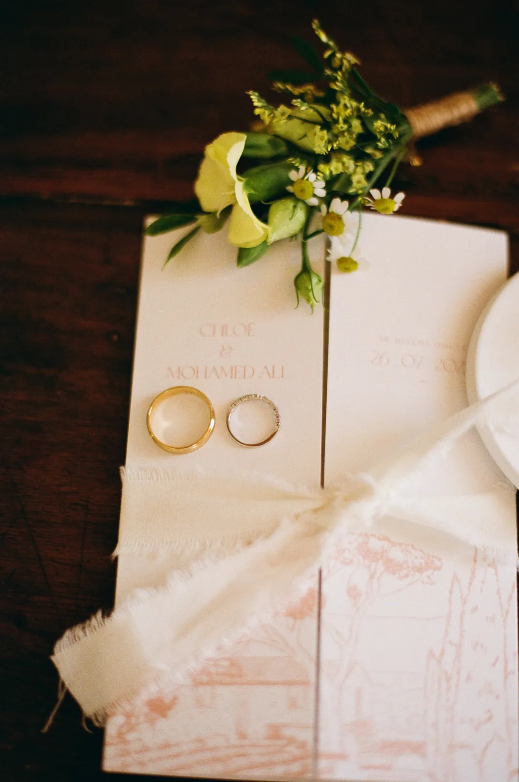 Menu, alliances et papeterie photographiés en argentique