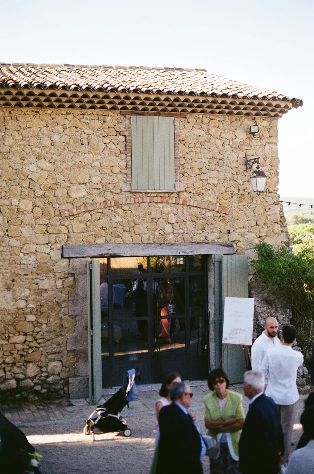 La façade en pierre du domaine, en argentique