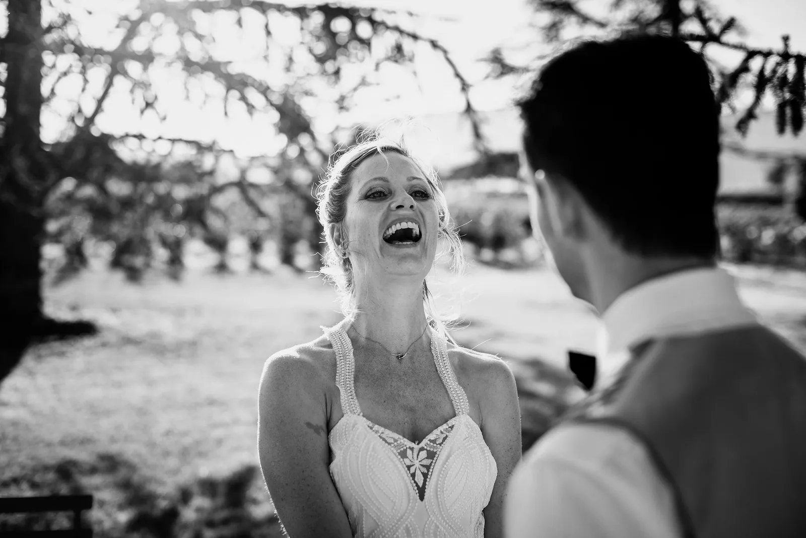 La mariée rit face au marié pendant les vœux